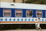 Wagon mit Bahnhof EU Plakaten Wagon mit Bahnhof EU Plakaten